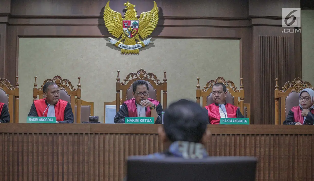 Majelis hakim membacakan putusan dalam sidang terdakwa kasus dugaan suap proyek PLTU Riau-1 Idrus Marham di Pengadilan Tipikor, Jakarta Pusat, Selasa (23/4/2019). Idrus Marham mendapat vonis tiga tahun penjara dan denda Rp 150 juta subsidier dua bulan kurungan. (Liputan6.com/Faizal Fanani)