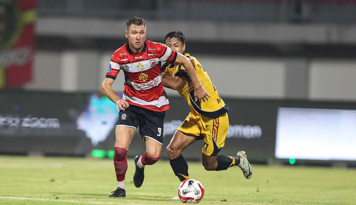 Hingga akhir pertandingan, skor tidak berubah. Persija unggul 1-0 atas Madura United. Kemenangan ini membuat Persija Jakarta naik ke peringkat dua klasemen sementara BRI Super League 2025/2026 dengan 17 poin. (Bola.com/Abdul Aziz)