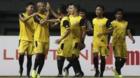Para pemain Bhayangkara FC merayakan gol yang dicetak Anderson Sales ke gawang Bali United pada laga Piala Presiden 2019 di Stadion Patriot, Bekasi, Kamis (14/3). Bhayangkara menang 4-1 atas Bali. (Bola.com/Yoppy Renato)