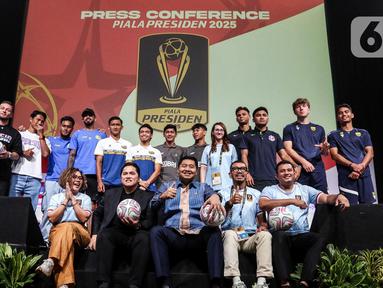 Direktur Surya Citra Media (SCM) Harsiwi Achmad, Ketua Umum Persatuan Sepak Bola Seluruh Indonesia (PSSI) Erick Thohir, Ketua Steering Committee Piala Presiden 2025 Maruarar Sirait dan Ketua Panitia Pelaksana Arya Sinulingga (duduk dari kiri ke kanan) usai memberikan keterangan terkait gelaran Piala Presiden 2025 di SCTV Tower, Jakarta, Jumat (4/7/2025). (Liputan6.com/Herman Zakharia)