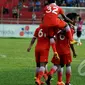 Para pemain Persija Jakarta melakukan selebrasi usai mencetak gol ke gawang Persija pada laga SCM Cup 2015. Skor berakhir imbang 1-1 di Stadion H Agus Salim, Padang, Senin (19/1/2015). (Liputan6.com/Johan Tallo)