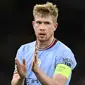 Pemain Manchester City, Kevin De Bruyne memberikan tepuk tangan setelah laga Grup G Liga Champions 2022/2023 melawan Sevilla di Etihad Stadium, Manchester, 2 November 2022. De Bruyne bermain untuk Manchester City sejak tahun 2015 setelah diboyong dari Wolfsburg. Ia tercatat sebagai pemain Liga Inggris dengan gaji termahal saat ini, yaitu 425 ribu pounds per pekan. (AFP/Oli Scarff)