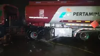 Petugas gabungan telah melakukan proses evakuasi truk tangki Pertamina di Jalan Alternatif Cibubur, Jakarta Timur.  (Foto: Nur Habibie/Merdeka.com).
