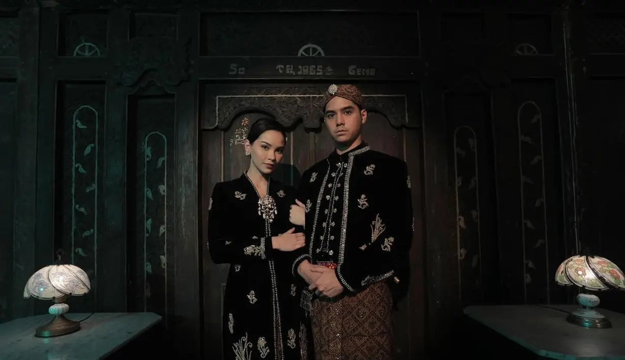 Alyssa tampil anggun dengan kebaya kartini beludru berhias bordiran emas dan tatanan rambut sanggul yang dihiasi tusuk konde nuansa keemasan senada. Begitu pula dengan Al yang mengenakan beskap warna hitam senada, lengkap dengan blangkonnya.