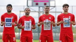Timnas Iran juga menampilkan foto-foto anak-anak yang menjadi korban perang akibat serangan udara Amerika Serikat-Israel saat laga uji coba melawan Kosta Rika di Stadion Corendon Airlines Park pada Selasa 31 Maret 2025. (AP Photo/Riza Ozel)