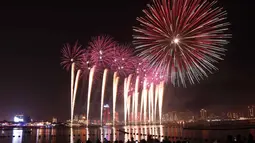 Pertunjukan kembang api terlihat di atas kompleks kebudayaan Katara selama perayaan untuk menandai dimulainya Idul Adha, Hari Raya Kurban, di Doha, Qatar, pada Rabu 27 Mei 2026. (Karim JAAFAR/AFP)