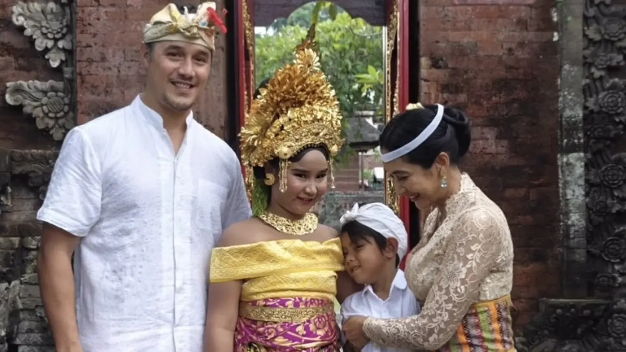 Putri Happy Salma Dibalut Pakaian khas Bali saat Upacara Bungan Jaje