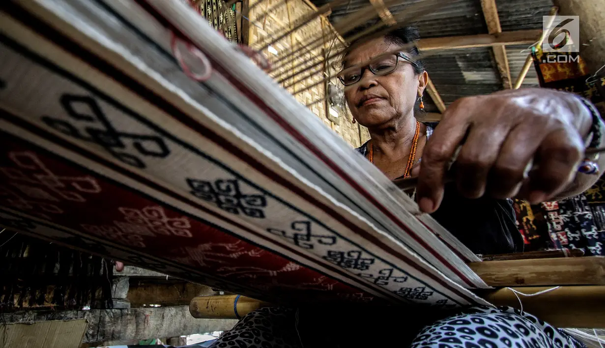 Seorang ibu di Desa Prailiu, Sumba Timur, sedang menenun kain untuk dijual kepada wisatawan lokal dan wisatawan asing. Masyarakat di Sumba Timur menjual kain tenun buatan tangan, dengan kisaran harga Rp 100 ribu hingga 30 Juta. (Liputan6.com/Johan Tallo)