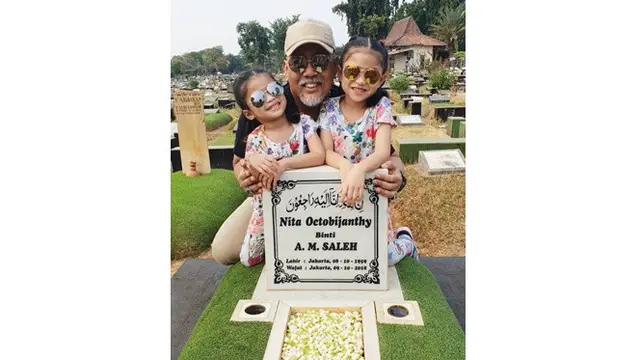 6 Momen Haru Indro Warkop Ziarah ke Makam Istri, Ucapkan Selamat Ulang Tahun