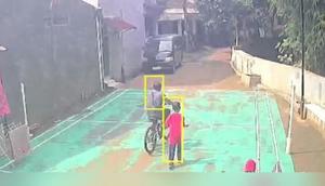 Tersangka pencurian sepeda seorang bocah saat terekam CCTV di kawasan Cilodong, Depok. (Istimewa)