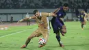 Pemain Dewa United, Nick Anna Maria Francois Kuipers (kiri) berebut bola dengan Rayco Rodriguez Medina (Persita) dalam lanjutan BRI Super League 2025/2026 di Stadion Indomilk Arena, Tangerang, Banten, Kamis (26/2/2026). Dewa United FC menutup derbi Banten dengan kemenangan tipis. (Bola.com/M Iqbal Ichsan)