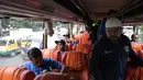 Pemain Persib di dalam bus yang membawa mereka ke Jakarta, Jumat (16/10/2015). (Bola.com/Vitalis Yogi Trisna)