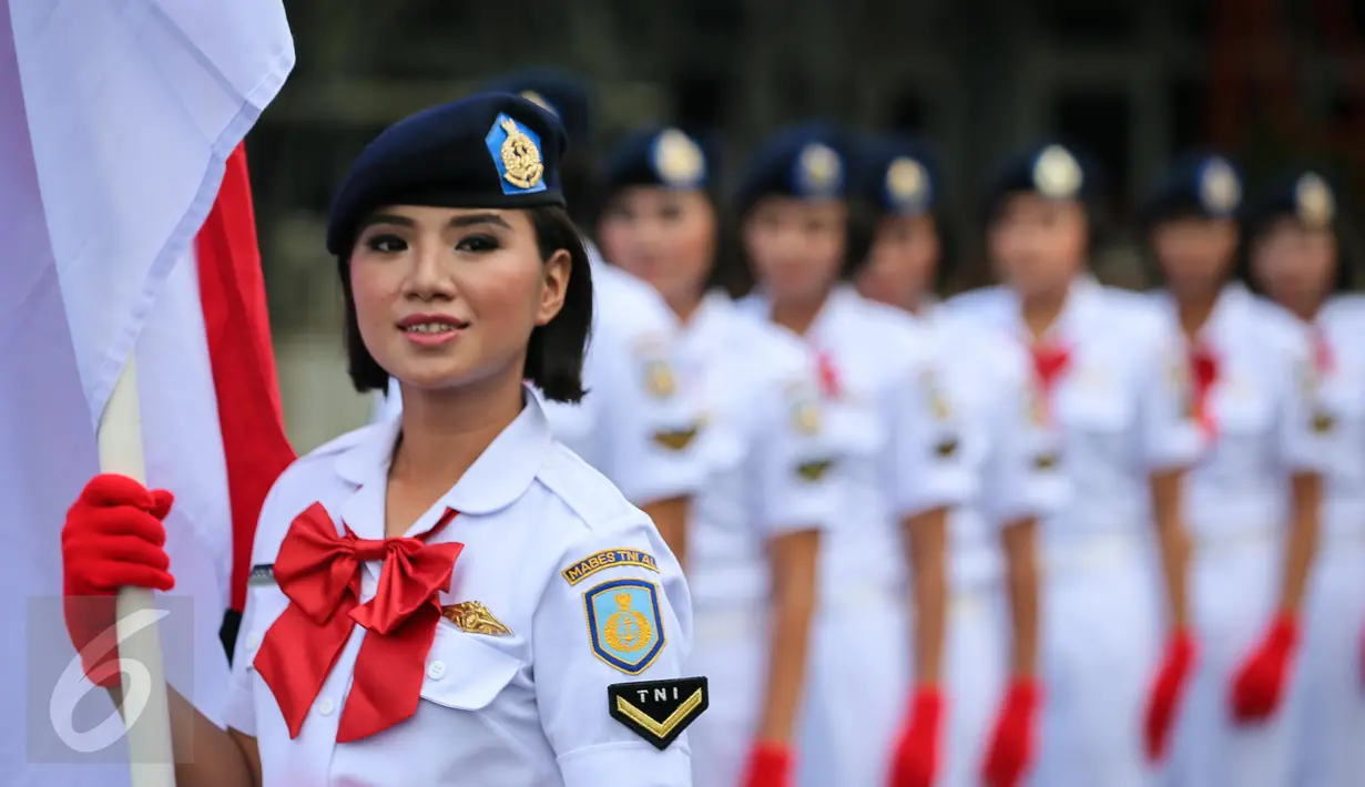 Precision Walking Korps Wanita Angkatan Laut (Kowal) bersiap mengikuti upacara peringatan HUT ke-53 Kowal di Markas Kolinlamil, Jakarta, Selasa (5/1). (Liputan6.com/Faizal Fanani)