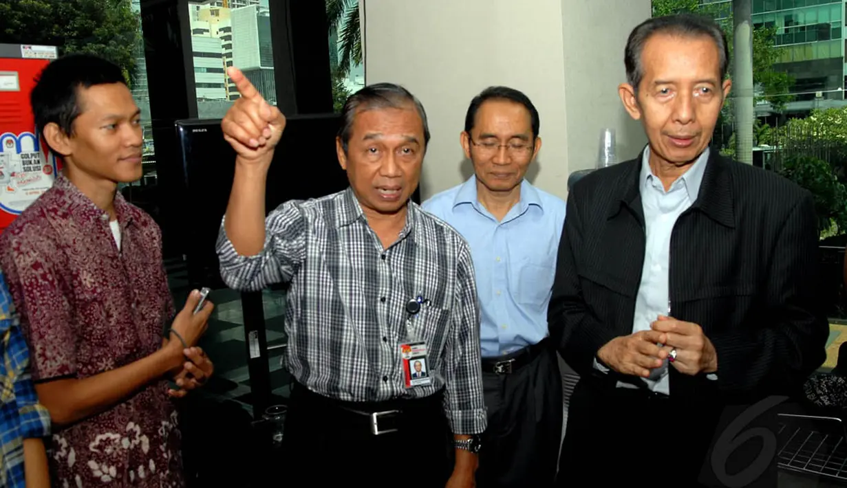 Jajaran pimpinan KPK minus Abraham Samad itu menyalami pegawai KPK dari lantai satu hingga lantai delapan, Jakarta, Senin (4/8/14). (Liputan6.com/Miftahul Hayat)