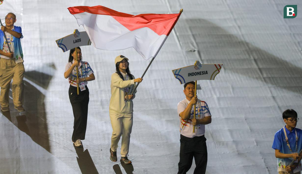 Atlet ice skating Kierana Alexandra Laut dipercaya membawa bendera Indonesia ketika kontingen Indonesia berdefile dalam penutupan SEA Games 2025 yang berlangsung di Rajamangala Stadium, Bangkok, Sabtu (20/12/2025) malam WIB.