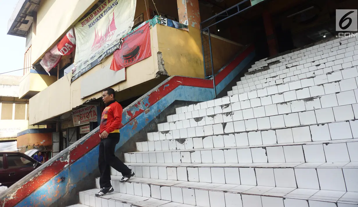 Warga menuruni tangga di Pasar Cipete, Jakarta, Sabtu (10/8/2019). Konsep revitalisasi direncanakan akan mengintegrasikan pasar dengan permukiman penduduk, rusunawa, rusunami, hotel, dan perkantoran, dengan penambahan fasilitas, seperti bioskop rakyat pada beberapa pasar. (Liputan6.com/Angga Yuniar)