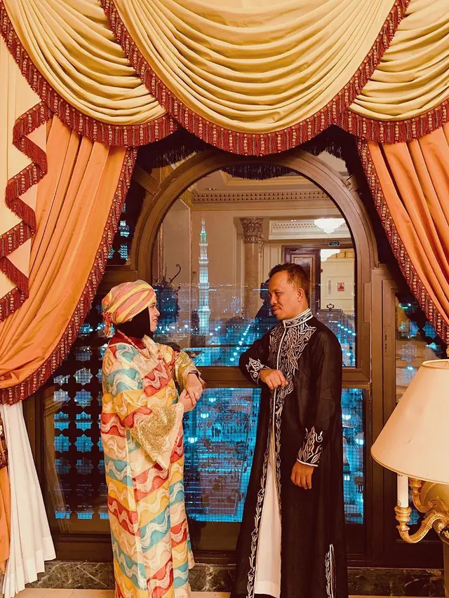 7 Potret Mesra Orang Tua Atta Halilintar, Tampil Kompak dan Stylish