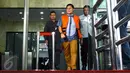 Anggota DPRD dari F-Gerindra, Adam Munandar meninggalkan Gedung KPK, Jakarta, Selasa (11/8/2015). Adam diperiksa sebagai tersangka kasus dugaan suap pembahasan RAPBD Perubahan 2015 di Kabupaten Musi Banyuasin. (Liputan6.com/Helmi Afandi)