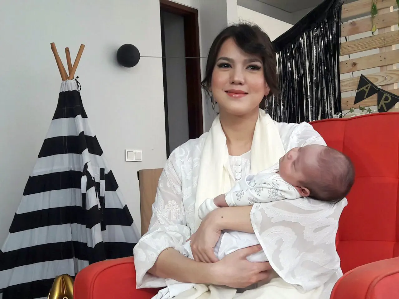 Bayi perempuan yang bernama Alita Naora Lawi ini memang belum genap berusia dua bulan, namun menurut sang ibu, anak perempuannya ini sudah menunjukkan perkembangan yang menggembirakan. (Nurwahyunan/Bintang.com)