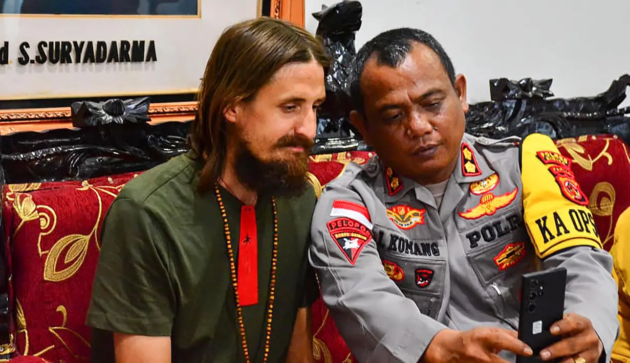 Pada hari ini Sabtu (21/9/2024), Kapten Phillip Mehrtens berhasil dijemput oleh Tim Gabungan TNI-Polri yang tergabung dalam Satgas Damai Cartenz 2024. (Foto: Handout/Cartenz Peace Task Force/AFP)