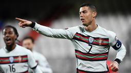 Cristiano Ronaldo. Striker Timnas Portugal ini telah mencetak 104 gol dari 175 caps untuk negaranya sebelum turnamen Euro 2020 berlangsung. Dirinya pun berpeluang memcahkan rekor striker Iran, Ali Daei sebagai pemegang rekor gol terbanyak Timnas dengan 109 gol. (Foto: AFP/John Thys)