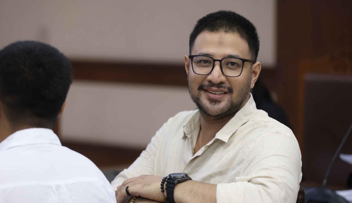 Sidang beragendakan pemeriksaan saksi verbalisan atau penyidik Ammar Zoni. Tampak dalam foto, terdakwa dugaan peredaran narkotika di Rumah Tahanan (rutan) Salemba, Muhammad Ammar Akbar alias Ammar Zoni saat mengikuti sidang lanjutan kasusnya di Pengadilan Negeri (PN) Jakarta Pusat, Kamis (15/1/2025). (KapanLagi.com/Budy Santoso)