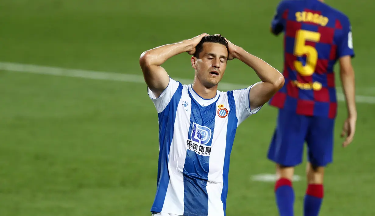 Pemain Espanyol, Bernardo Espinosa, tampak lesu usai ditaklukkan Barcelona pada laga La Liga di Stadion Camp Nou, Rabu (8/7/2020). Espanyol dipastikan degradasi karena baru meraih 24 poin dan berada di dasar klasemen La Liga. (AP/Joan Monfort)