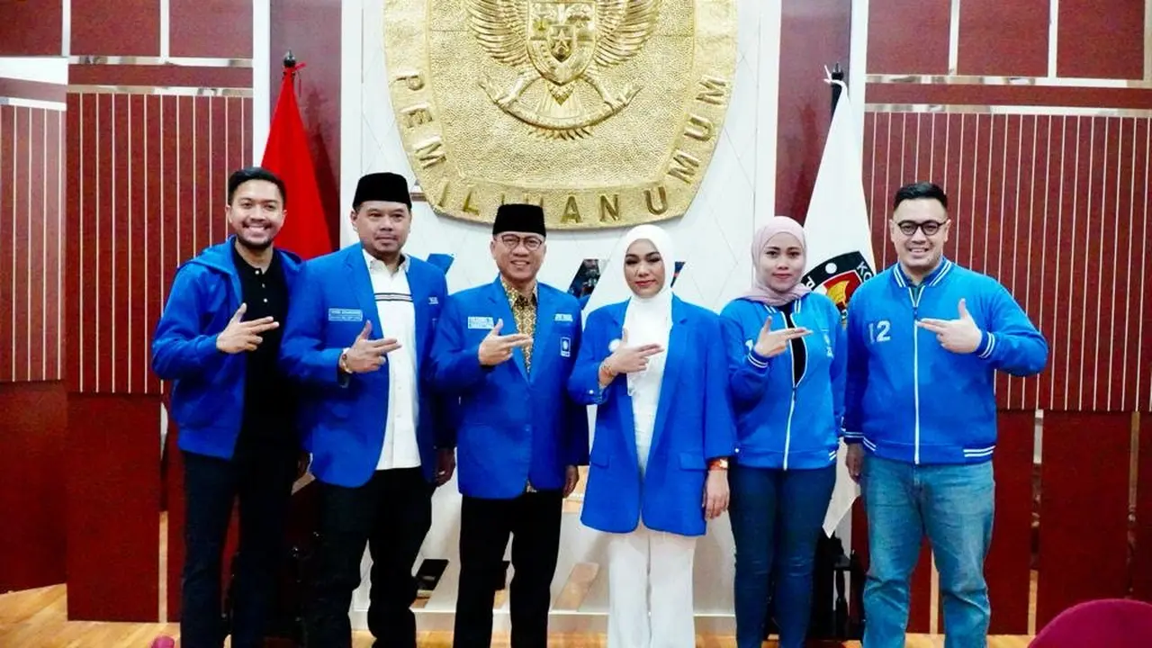 Wakil Ketua PAN Yandri Susanto Bersama Kader Serahkan Daftar Caleg Tetap (DCT) ke KPU