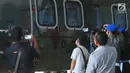Penyidik KPK melakukan pemeriksaan Helikopter Agusta Westland 101 (AW-101) di Pangkalan Udara Halim Perdanakusuma, Jakarta (24/8). (Liputan6.com/Helmi Afandi)