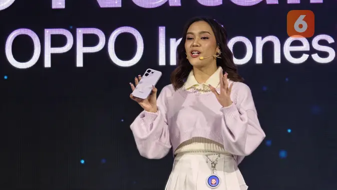 Christine Natalia, Product Spesialist Oppo Indonesia, saat peluncuran Reno16 series di Jakarta, Jumat (3/7/2026). (Liputan6.com/ Yuslianson)