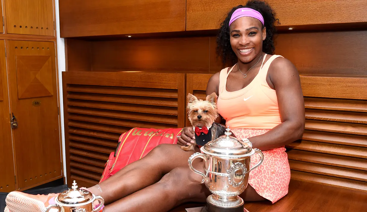 Serena Williams berpose dengan trofi Prancis Terbuka 2015. (AP Photo/CORINNE DUBREUIL)