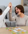 Power pose dapat membantu meningkatkan suasana hati dan rasa percaya diri anak dalam waktu singkat. Gerakan ini berupa postur tubuh terbuka yang mengekspresikan kekuatan dan keberanian, dan bisa dengan mudah diterapkan dalam bentuk permainan sederhana di rumah.(foto/dok: freepik)