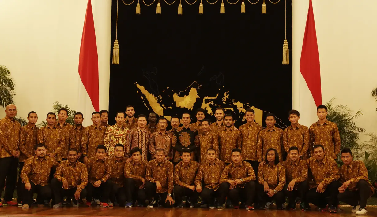 Presiden Joko Widodo foto bersama punggawa dan ofisial Persib Bandung usai mengadakan ramah tamah di Istana Negara, Jakarta, Senin (19/10/2015). (Bola.com/Vitalis Yogi Trisna)
