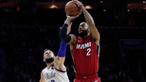 Pemain Miami Heat, Wayne Ellington (kanan) mencoba memasukan bola saat diadang pemain Philadelphia 76ers, Marco Belinelli pada NBA basketball playoff series di Wells Fargo Center, Philadelphia, (16/4/2018). Heat menang 113-103. (AP/Chris Szagola)