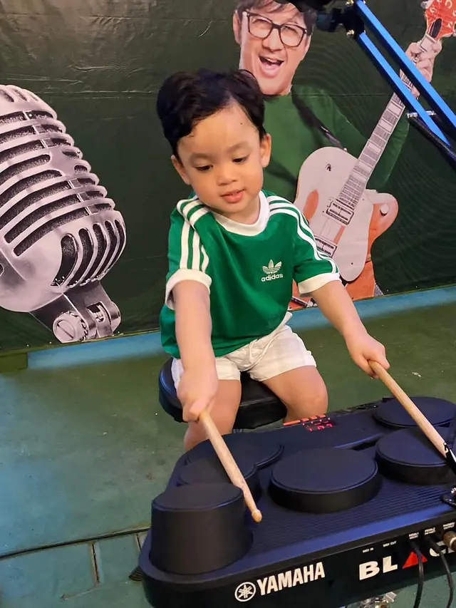 Potret Gin Dirga, Anak Gilang Dirga Main Drum. (instagram/adieztyfersa/gin_dirga)