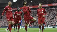 Penyerang Liverpool, Mohamed Salah, melakukan selebrasi usai membobol gawang Chelsea pada laga Premier League di Stadion Anfield, Minggu (14/4). Liverpool menang 2-0 atas Chelsea. (AP/Rui Vieira)