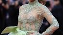 Aktris berusia 49 tahun itu mengenakan bodysuit hijau berhiaskan berlian dengan kerah tinggi dan banyak potongan yang menonjolkan sosoknya. (AFP/Valery Hache)