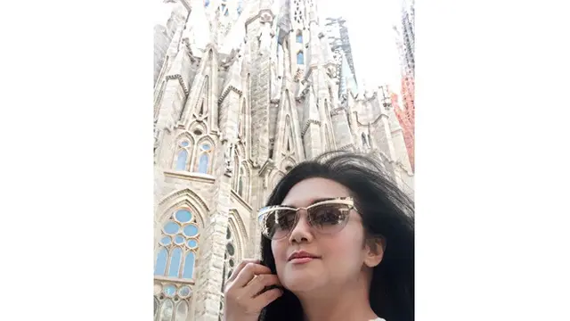 6 Gaya Liburan Bella Saphira di Barcelona, Mesra Bareng Suami