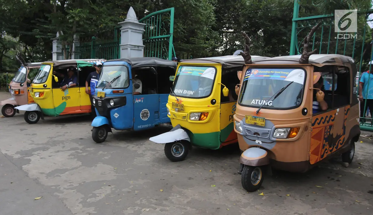 Sejumlah bajaj bermotif maskot Asian Games terparkir di kawasan Monas, Jakarta Pusat, Kamis (17/5). Bajaj-bajaj tersebut dicat serta dihias hingga menyerupai tiga maskot Asian Games 2018, yaitu Bhin Bhin, Atung dan Kaka. (LIputan6.com/Arya Manggala)