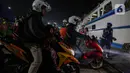 Pemudik dengan sepeda motor yang hendak menyeberang dari Pulau Jawa ke Sumatra mulai memadati Pelabuhan Ciwandan, Cilegon, Banten, sejak Selasa (18/4) pagi ini. (Liputan6.com/Faizal Fanani)