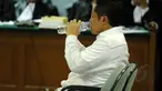Anas Urbaningrum diberi waktu untuk minum disela-sela pembacaan nota pembelaan dirinya di Pengadilan Tipikor Jakarta, (18/9/2014). (Liputan6.com/Helmi Fithriansyah)