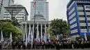Personel kepolisian mengawal unjuk rasa ratusan buruh dari Konferederasi Serikat Pekerja Indonesia di depan Gedung MK Jakarta, Jumat (22/7). Mereka mengajukan berkas gugatan uji materi atas UU Pengampunan Pajak (Tax Amnesty). (Liputan6.com/Gempur M Surya)