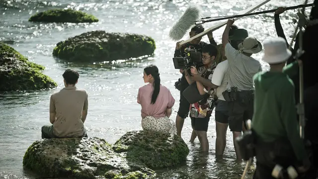 Salah satu adegan film Cinta Tak Pernah Tepat Waktu. (Foto: Dok. Dapur Film/ Seven Skies Motion/ IMDb)
