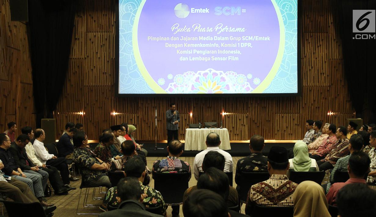 Suasana saat Direktur SCM Imam Sudjarwo memberikan sambutan dalam acara buka puasa bersama di SCTV Tower, Jakarta (22/5). (Liputan6.com/Herman Zakharia)