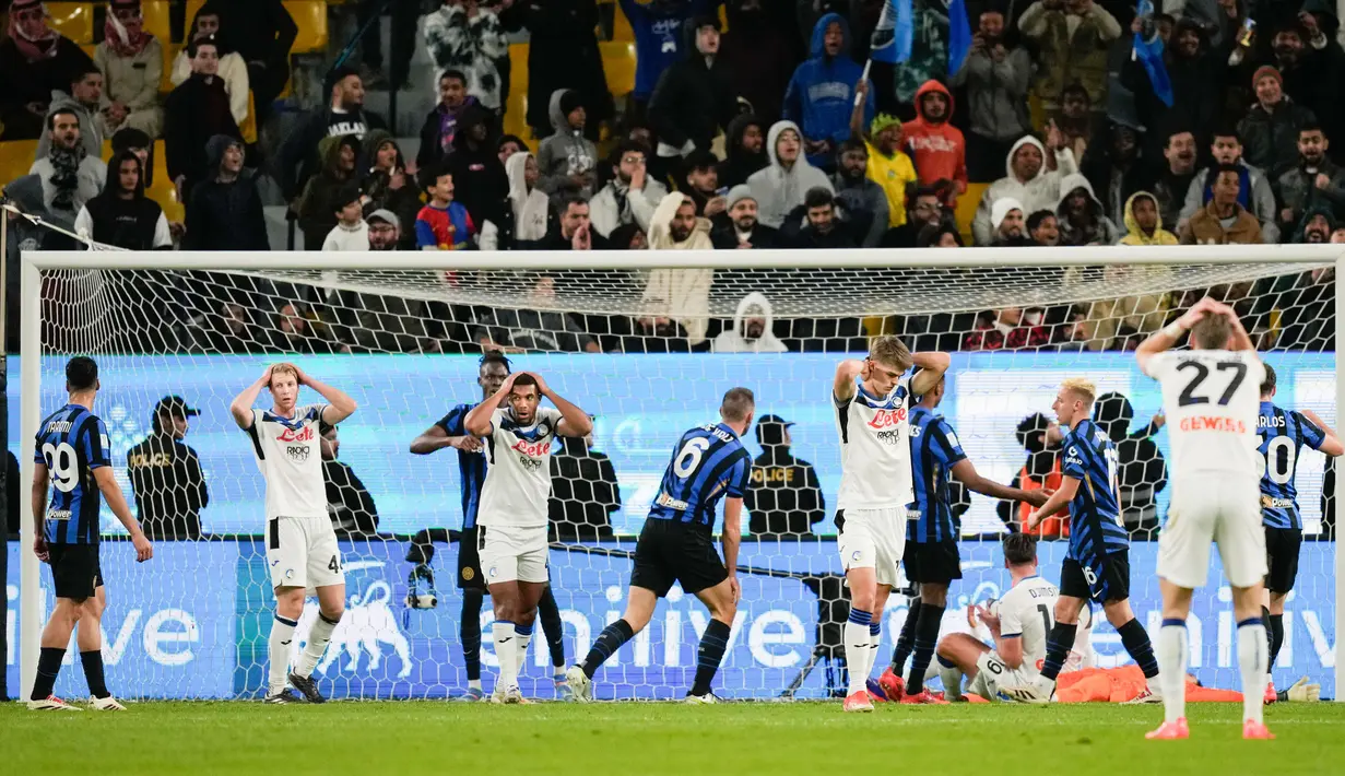 Denzel Dumfries menjadi bintang kemenangan Inter. Bek sayap asal Belanda itu sukses memborong dua gol La Beneamata, seluruhnya tercipta di babak kedua. (AP Photo/Altaf Qadri)