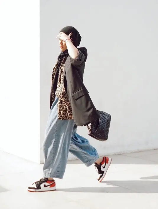 <p>Kombinasi blazer, kemeja, dan baggy pants tak kalah menarik dicoba. Lihat saja gaya chic Sivia Azizah ini. (Instagram/siviazizah).</p>