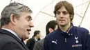 Bek Tottenham Hotspur, Jonathan Woodgate bercakap-cakap dengan PM Inggris, Gordon Brown yang mengunjungi komplek latihan klub di Chigwell, London Timur, 16 Januari 2009. AFP PHOTO/ARTHUR EDWARDS/POOL
