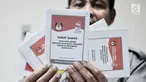 Petugas Komisi Pemilihan Umum (KPU) memperkenalkan contoh lima surat suara Pemilu 2019 di Gedung KPU, Jakarta, Senin (10/12). KPU memperkenalkan contoh lima surat suara yang akan digunakan dalam Pemilu 2019. (Merdeka.com/Iqbal Nugroho)