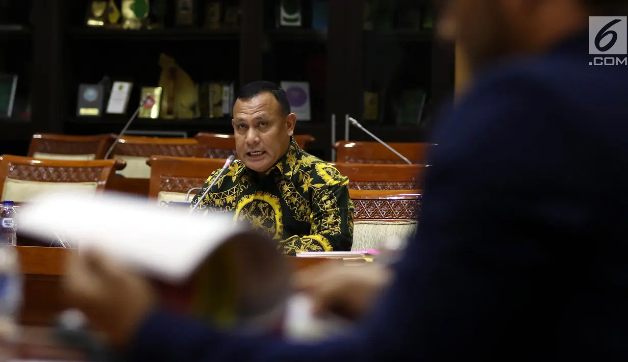 Calon Pimpinan KPK Irjen Pol Firli Bahuri menjalani uji kepatutan dan kelayakan di ruang rapat Komisi III DPR RI, Senayan, Jakarta, Kamis (12/9/2019). Para capim KPK mempresentasikan makalah dengan tema yang ditentukan saat uji kelayakan dan kepatutan. (Liputan6.com/Johan Tallo)