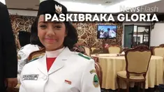 Gloria Nata Praja anggota paskibraka yang dikabarkan memiliki waraga negara Prancis, merasa lelah berhadapan dengan wartawan.